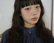 黒髪ロングのパーマスタイル